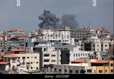 De la fumée se produit à la suite des frappes aériennes israéliennes sur la ville de Gaza à 12 mai 2021, dans le cadre des hostilités israélo-palestiniennes les plus intenses depuis sept ans. - Le ministre israélien de la défense, Benny Gantz, a promis d'autres attaques contre des groupes militants palestiniens à Gaza pour apporter « un silence total et à long terme » avant d'envisager un cessez-le-feu. (Photo de Majdi Fathi/NurPhoto) Banque D'Images