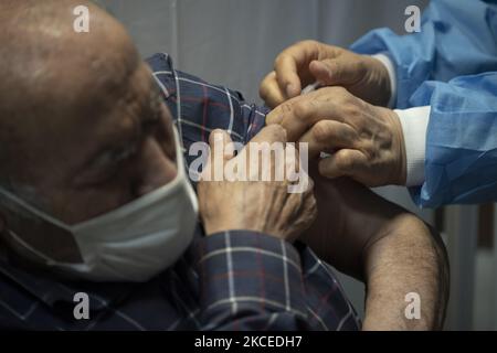 Un homme âgé iranien portant un masque facial protecteur reçoit une dose du vaccin contre la nouvelle coronavirus sinopharm (COVID-19) de la Chine, au centre de santé de Téhéran-Ouest sur 11 mai 2021. (Photo de Morteza Nikoubazl/NurPhoto) Banque D'Images