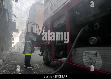 Des responsables de la sécurité inspectent des bâtiments endommagés dans la ville de Gaza à la suite d'une frappe aérienne israélienne à 12 mai 2021, dans la bande de Gaza (photo de Mamen Faiz/NurPhoto) Banque D'Images