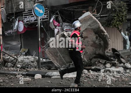 Des responsables de la sécurité inspectent des bâtiments endommagés dans la ville de Gaza à la suite d'une frappe aérienne israélienne à 12 mai 2021, dans la bande de Gaza (photo de Mamen Faiz/NurPhoto) Banque D'Images