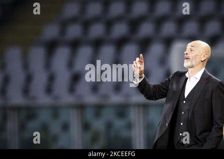 L'entraîneur de Milan Stefano Pioli gestes pendant la série Un match de football n.36 TURIN - MILAN sur 12 mai 2021 au Stadio Olimpico Grande Turin à Turin, Piémont, Italie. Résultat final: Torino-Milan 0-7. Les stades sportifs autour de l'Italie restent soumis à des restrictions strictes en raison de la pandémie du coronavirus, car les lois de distanciation sociale du gouvernement interdisent aux fans à l'intérieur des lieux, ce qui entraîne le jeu derrière des portes fermées. (Photo de Matteo Bottanelli/NurPhoto) Banque D'Images