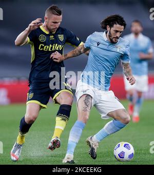 Jasmin Kurtic de Parme Calcio 1913 et Luis Alberto de SS Lazio se disputent le ballon lors de la série Un match entre SS Lazio et Parma Calcio 1913 au Stadio Olimpico, Rome, Italie, le 12 mai 2021. (Photo de Giuseppe Maffia/NurPhoto) Banque D'Images