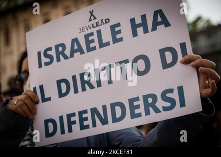 La communauté juive de Rome s'est réunie au Portico d'Ottavia pour soutenir Israël après que le conflit au Moyen-Orient s'est à nouveau enflammé. Plusieurs hommes politiques ont également manifesté leur solidarité sur 12 mai 2021 à Rome, Italie (photo d'Andrea Ronchini/NurPhoto) Banque D'Images