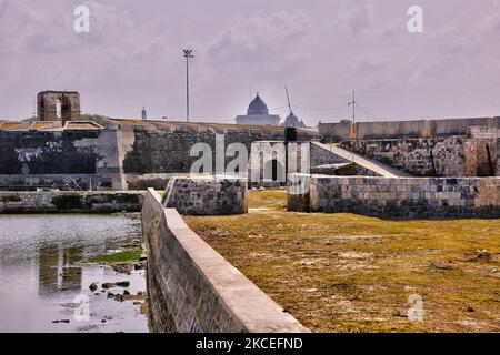 Fort de Jaffna à Jaffna, Sri Lanka. Le fort de Jaffna a été construit par les Portugais à Jaffna, Sri Lanka en 1618 sous la direction de Phillippe de Oliveira après l'invasion portugaise de Jaffna. Le fort est situé près du village côtier de Gurunagar. En raison de nombreux miracles attribués à la statue de la Vierge Marie dans l'église à proximité, le fort a été nommé comme la forteresse de notre Dame des miracles de Jafanapatao (Fortaleza de Nossa Senhora dos Milagres de Jafanapatao). Il a été capturé par les Hollandais sous Rijcklof van Goens en 1658 qui l'a élargi. En 1795, il a été repris par les Britanniques et est resté sous le contrôle Banque D'Images