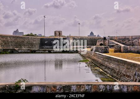 Fort de Jaffna à Jaffna, Sri Lanka. Le fort de Jaffna a été construit par les Portugais à Jaffna, Sri Lanka en 1618 sous la direction de Phillippe de Oliveira après l'invasion portugaise de Jaffna. Le fort est situé près du village côtier de Gurunagar. En raison de nombreux miracles attribués à la statue de la Vierge Marie dans l'église à proximité, le fort a été nommé comme la forteresse de notre Dame des miracles de Jafanapatao (Fortaleza de Nossa Senhora dos Milagres de Jafanapatao). Il a été capturé par les Hollandais sous Rijcklof van Goens en 1658 qui l'a élargi. En 1795, il a été repris par les Britanniques et est resté sous le contrôle Banque D'Images