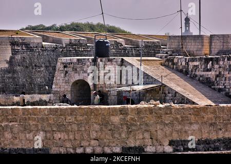 Fort de Jaffna à Jaffna, Sri Lanka. Le fort de Jaffna a été construit par les Portugais à Jaffna, Sri Lanka en 1618 sous la direction de Phillippe de Oliveira après l'invasion portugaise de Jaffna. Le fort est situé près du village côtier de Gurunagar. En raison de nombreux miracles attribués à la statue de la Vierge Marie dans l'église à proximité, le fort a été nommé comme la forteresse de notre Dame des miracles de Jafanapatao (Fortaleza de Nossa Senhora dos Milagres de Jafanapatao). Il a été capturé par les Hollandais sous Rijcklof van Goens en 1658 qui l'a élargi. En 1795, il a été repris par les Britanniques et est resté sous le contrôle Banque D'Images