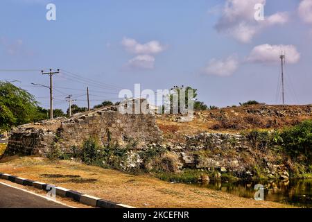 Fort de Jaffna à Jaffna, Sri Lanka. Le fort de Jaffna a été construit par les Portugais à Jaffna, Sri Lanka en 1618 sous la direction de Phillippe de Oliveira après l'invasion portugaise de Jaffna. Le fort est situé près du village côtier de Gurunagar. En raison de nombreux miracles attribués à la statue de la Vierge Marie dans l'église à proximité, le fort a été nommé comme la forteresse de notre Dame des miracles de Jafanapatao (Fortaleza de Nossa Senhora dos Milagres de Jafanapatao). Il a été capturé par les Hollandais sous Rijcklof van Goens en 1658 qui l'a élargi. En 1795, il a été repris par les Britanniques et est resté sous le contrôle Banque D'Images