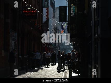 Une ligne Dame animée avec des personnes qui apprécient un verre à emporter devant un pub dans le centre-ville de Dublin. Le jeudi 13 mai 2021, à Dublin, Irlande. (Photo par Artur Widak/NurPhoto) Banque D'Images