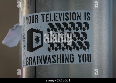 Un autocollant avec les mots « Your Television is brainwashing You » vu sur une lampe de rue dans le centre-ville de Dublin. Le jeudi 13 mai 2021, à Dublin, Irlande. (Photo par Artur Widak/NurPhoto) Banque D'Images