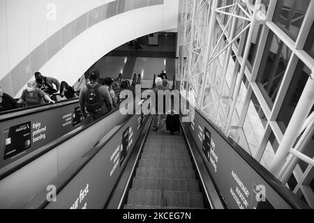 Un passager se déplace sur l'escalier roulant pour monter à bord de son prochain vol à l'aéroport international de Dallas-fort Worth sur 12 avril 2021. Alors que les chiffres de la vaccination contre la COVID-19 aux États-Unis augmentent, une augmentation des voyages aériens est de retour. Alors que la pandémie a entraîné une réduction massive du nombre de passagers pour les compagnies aériennes du monde entier, les perturbations dans l'industrie ont connu des ralentissements économiques massifs dont elles ont depuis cherché à se remettre. (Photo par Adam J. Dewey/NurPhoto) Banque D'Images