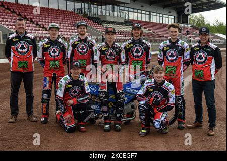 MANCHESTER, ROYAUME-UNI. MAI 13TH. Belle vue Aces 2021 arrière (l-r) Adrian Smith (promoteur), Dan Bewley, Brady Kurtz, Steve Worrall, Charles Wright, Richie Worrall Mark Lemon (directeur) agenouillement: JYE Etheridge, Tom Brennan lors de la Journée des médias Belle vue Aces au Stade National Speedway, Manchester, le jeudi 13th mai 2021. (Photo de Ian Charles/MI News/NurPhoto) Banque D'Images