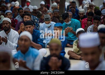 Le 14 mai 2021 à Bogra au Bangladesh: Les gens prient à l'extérieur d'une mosquée. Les musulmans du Bangladesh prient sans suivre les règles de sécurité sanitaire le jour de l'Eid-UL-Fitr. (Photo par Masfiqur Sohan/NurPhoto) Banque D'Images