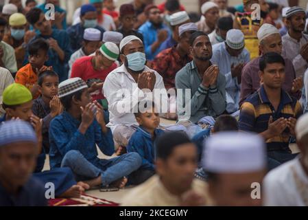 Les gens prient à l'extérieur d'une mosquée le 14 mai 2021 à Bogra, au Bangladesh. Les musulmans du Bangladesh suivent les règles de sécurité sanitaire le jour de l'Eid-UL-Fitr. (Photo par Masfiqur Sohan/NurPhoto) Banque D'Images