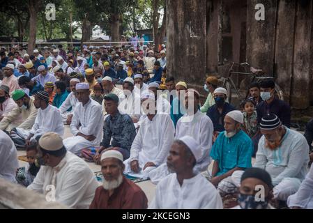 Les gens prient à l'extérieur d'une mosquée à Bogra, au Bangladesh, sur 14 mai 2021. Les musulmans du Bangladesh prient sans suivre les règles de sécurité sanitaire le jour d'Eid-UL-Fitr (photo de Masfiqur Sohan/NurPhoto) Banque D'Images