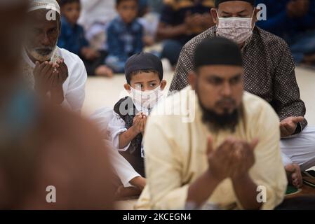 Le 14 mai 2021 à Bogra au Bangladesh: Les gens prient à l'extérieur d'une mosquée. Les musulmans du Bangladesh prient sans suivre les règles de sécurité sanitaire le jour de l'Eid-UL-Fitr. (Photo par Masfiqur Sohan/NurPhoto) Banque D'Images