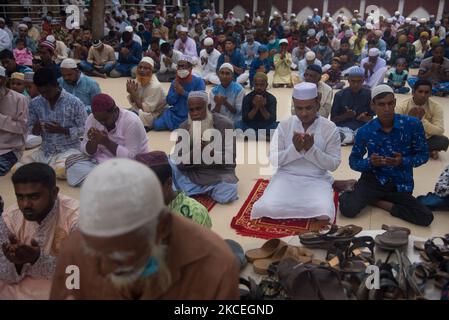 Les musulmans prient à l'extérieur de la mosquée sans porter de masques le jour d'Eid-ul-Fitr, le 14 mai 2021, à Bogra, au Bangladesh. (Photo par Masfiqur Sohan/NurPhoto) Banque D'Images