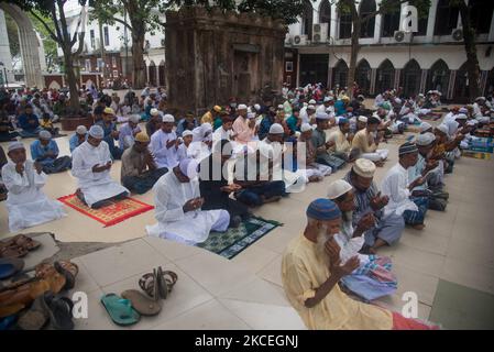 Le 14 mai 2021 à Bogra au Bangladesh: Les gens prient à l'extérieur d'une mosquée. Les musulmans du Bangladesh prient sans suivre les règles de sécurité sanitaire le jour de l'Eid-UL-Fitr. (Photo par Masfiqur Sohan/NurPhoto) Banque D'Images