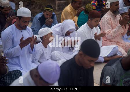 Le 14 mai 2021 à Bogra au Bangladesh: Les gens prient à l'extérieur d'une mosquée. Les musulmans du Bangladesh prient sans suivre les règles de sécurité sanitaire le jour de l'Eid-UL-Fitr. (Photo par Masfiqur Sohan/NurPhoto) Banque D'Images