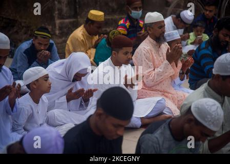 Le 14 mai 2021 à Bogra au Bangladesh: Les gens prient à l'extérieur d'une mosquée. Les musulmans du Bangladesh prient sans suivre les règles de sécurité sanitaire le jour de l'Eid-UL-Fitr. (Photo par Masfiqur Sohan/NurPhoto) Banque D'Images