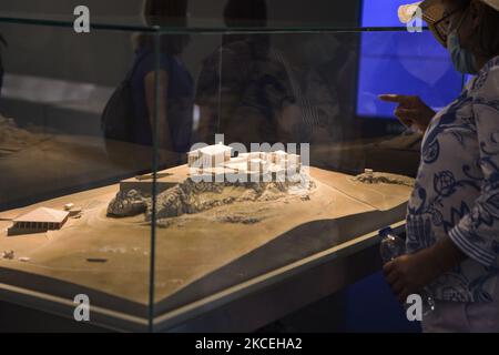 Les gens visitent le Musée de l'Acropole, comme les musées ouverts après l'assouplissement des mesures contre la propagation de la maladie du coronavirus (COVID-19), un jour avant l'ouverture officielle de la saison touristique, à Athènes, Grèce, 14 mai 2021 (photo par Dimitris Lampropoulos/NurPhoto) Banque D'Images