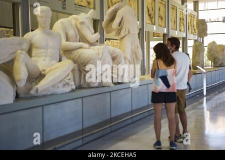 Les gens visitent le Musée de l'Acropole, comme les musées ouverts après l'assouplissement des mesures contre la propagation de la maladie du coronavirus (COVID-19), un jour avant l'ouverture officielle de la saison touristique, à Athènes, Grèce, 14 mai 2021 (photo par Dimitris Lampropoulos/NurPhoto) Banque D'Images