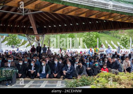 Les hommes musulmans bosniaques portant un masque facial prient pendant le Shaleed, le jour des martyrs de la tradition musulmane, est célébré le deuxième jour après le Ramadan à Potocari, Srebrenica, Bosnie-Herzégovine, sur 15 mai 2021. Le Mémorial de Potocari est un lieu de rencontre pour des milliers de Bosniaques de Srebrenica et de tout le pays qui viennent prier et rendre hommage à leurs proches tués en juillet 1995. (Photo de Jose Antonio Sanchez/NurPhoto) Banque D'Images