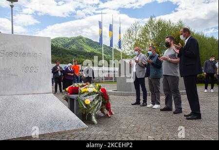 Les hommes musulmans bosniaques portant un masque facial prient pendant le Shaleed, le jour des martyrs de la tradition musulmane, est célébré le deuxième jour après le Ramadan à Potocari, Srebrenica, Bosnie-Herzégovine, sur 15 mai 2021. Le Mémorial de Potocari est un lieu de rencontre pour des milliers de Bosniaques de Srebrenica et de tout le pays qui viennent prier et rendre hommage à leurs proches tués en juillet 1995. (Photo de Jose Antonio Sanchez/NurPhoto) Banque D'Images