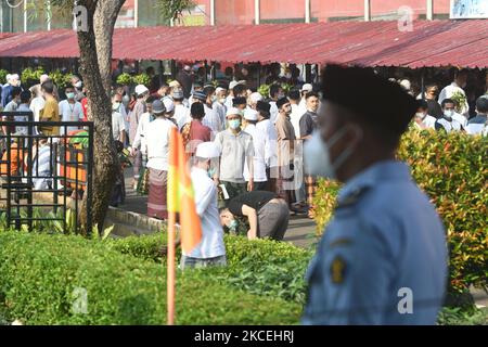 Les prisonniers portent un masque et suivent les protocoles de santé pendant la période panédémique Écoutez une conférence après les prières des Eid au Centre de détention de Cipinang, en Indonésie, qui est gardé par un certain nombre d'officiers sur 13 mai 2021. Le Ministère du droit et des droits de l'homme (Kemenkumham) de DKI Jakarta a accordé une rémission spéciale pour la Journée d'Eid Moubarak à 4 837 prisonniers dans des prisons, des centres de détention et des prisons spéciales pour enfants de DKI Jakarta. (Photo de Dasril Roszandi/NurPhoto) Banque D'Images