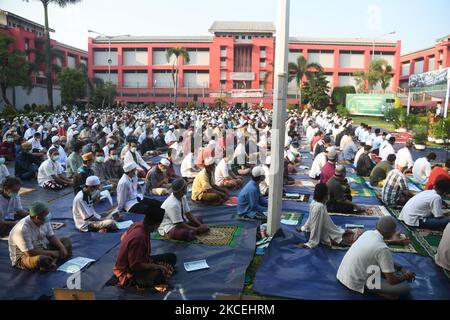 Les prisonniers portent un masque et suivent les protocoles de santé pendant la période panédémique Écoutez une conférence après les prières des Eid au Centre de détention de Cipinang, en Indonésie, qui est gardé par un certain nombre d'officiers sur 13 mai 2021. Le Ministère du droit et des droits de l'homme (Kemenkumham) de DKI Jakarta a accordé une rémission spéciale pour la Journée d'Eid Moubarak à 4 837 prisonniers dans des prisons, des centres de détention et des prisons spéciales pour enfants de DKI Jakarta. (Photo de Dasril Roszandi/NurPhoto) Banque D'Images