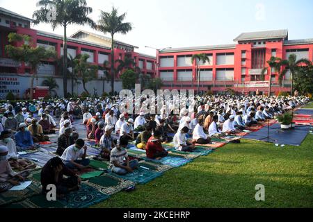 Les prisonniers portent un masque et suivent les protocoles de santé pendant la période panédémique Écoutez une conférence après les prières des Eid au Centre de détention de Cipinang, en Indonésie, qui est gardé par un certain nombre d'officiers sur 13 mai 2021. Le Ministère du droit et des droits de l'homme (Kemenkumham) de DKI Jakarta a accordé une rémission spéciale pour la Journée d'Eid Moubarak à 4 837 prisonniers dans des prisons, des centres de détention et des prisons spéciales pour enfants de DKI Jakarta. (Photo de Dasril Roszandi/NurPhoto) Banque D'Images