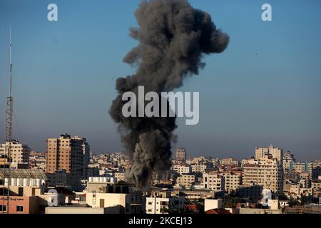 Des fumigènes se sont enfuis après une frappe aérienne israélienne dans la ville de Gaza qui a ciblé le complexe Ansar, lié au mouvement du Hamas, dans la bande de Gaza sur 15 mai 2021. - Israël a dû faire face à un conflit de plus en plus important en 14 mai, alors que des violences meurtrières ont éclaté en Cisjordanie, dans le cadre d'un bombardement aérien massif à Gaza et de troubles sans précédent parmi les Arabes et les Juifs à l'intérieur du pays. (Photo de Majdi Fathi/NurPhoto) Banque D'Images