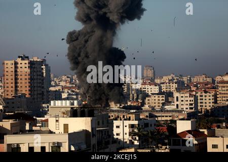 Des fumigènes se sont enfuis après une frappe aérienne israélienne dans la ville de Gaza qui a ciblé le complexe Ansar, lié au mouvement du Hamas, dans la bande de Gaza sur 15 mai 2021. - Israël a dû faire face à un conflit de plus en plus important en 14 mai, alors que des violences meurtrières ont éclaté en Cisjordanie, dans le cadre d'un bombardement aérien massif à Gaza et de troubles sans précédent parmi les Arabes et les Juifs à l'intérieur du pays. (Photo de Majdi Fathi/NurPhoto) Banque D'Images