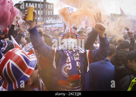 Les fans des Rangers célèbrent leur club qui a remporté la première place écossaise en 10 ans devant le stade Ibrox à 15 mai 2021, à Glasgow, en Écosse. Les fans ont été avertis de ne pas se retrouver devant des restrictions de confinement qui limitaient encore le nombre de personnes autorisées à se rassembler, le Premier ministre écossais Nicola Sturgeon et la police écossaise ont tous deux publié des déclarations exhortant les fans à rester à l'écart des célébrations prévues. (Photo par Ewan Bootman/NurPhoto) Banque D'Images