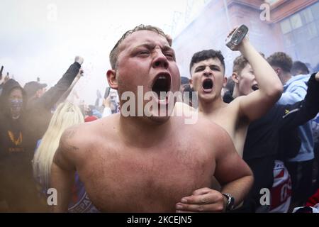 Les fans des Rangers célèbrent leur club qui a remporté la première place écossaise en 10 ans devant le stade Ibrox à 15 mai 2021, à Glasgow, en Écosse. Les fans ont été avertis de ne pas se retrouver devant des restrictions de confinement qui limitaient encore le nombre de personnes autorisées à se rassembler, le Premier ministre écossais Nicola Sturgeon et la police écossaise ont tous deux publié des déclarations exhortant les fans à rester à l'écart des célébrations prévues. (Photo par Ewan Bootman/NurPhoto) Banque D'Images