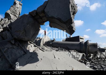 Un muezzin palestinien appelle à la prière sur les décombres de la mosquée Abdul Razzaq Qlebo au camp de réfugiés de Jabalia, dans le nord de la bande de Gaza, après les bombardements aériens israéliens tôt sur 15 mai 2021. - Des avions de chasse israéliens ont traqué la bande de Gaza pendant la nuit, tuant 10 membres d'une seule famille, a déclaré M. Medics, après une journée de violence meurtrière qui a secoué la Cisjordanie et un envoyé américain est arrivé pour des pourparlers. (Photo de Majdi Fathi/NurPhoto) Banque D'Images