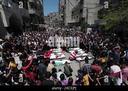 Les mouneurs réagissent à côté des corps de Palestiniens qui ont été tués dans un contexte de violence israélo-palestinienne, lors de leurs funérailles au camp de réfugiés de la plage, dans la ville de Gaza, à 15 mai 2021 (photo de Mamen Faiz/NurPhoto) Banque D'Images