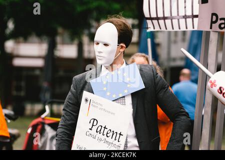 Un manifestant détient un écriteau portant le drapeau de l'UE et les droits de propriété intellectuelle du coronavirus lors d'une manifestation contre les droits de propriété intellectuelle du vaccin contre le covid à Cologne, en Allemagne, sur 15 mai 2021 (photo de Ying Tang/NurPhoto) Banque D'Images