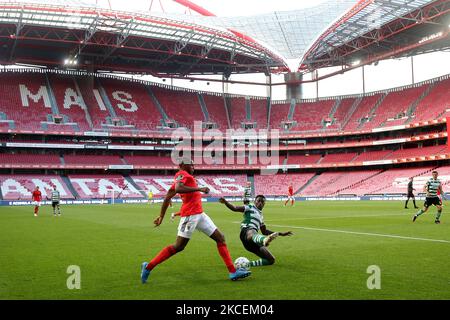 Nuno Tavares de SL Benfica (L) vies avec Nuno Mendes de Sporting CP pendant le match de football de la Ligue portugaise entre SL Benfica et Sporting CP au stade Luz à Lisbonne, Portugal sur 15 mai 2021. (Photo par Pedro Fiúza/NurPhoto) Banque D'Images