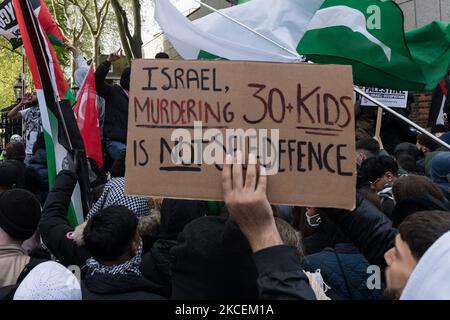 LONDRES, ROYAUME-UNI - 15 MAI 2021 : des milliers de manifestants se rassemblent devant l'ambassade israélienne après avoir marché de Hyde Park dans le centre de Londres pour protester contre les frappes aériennes sur Gaza et l'escalade du conflit israélo-palestinien, le 15 mai 2021 à Londres, en Angleterre. Le conflit entre Israël et la Palestine s'est intensifié ces dernières semaines, alimenté par les expulsions prévues de familles palestiniennes de leurs foyers par des colons juifs dans le district de Sheikh Jarrah à Jérusalem-est et par des affrontements avec les forces de sécurité autour de la vieille ville pendant le Ramadan, Menant à des échanges de frappes aériennes par le Hamas et le Th Banque D'Images