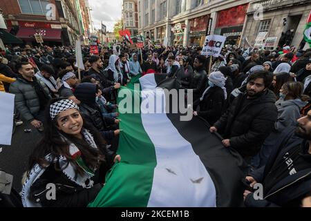 LONDRES, ROYAUME-UNI - 15 MAI 2021 : des milliers de manifestants se rassemblent devant l'ambassade israélienne après avoir marché de Hyde Park dans le centre de Londres pour protester contre les frappes aériennes sur Gaza et l'escalade du conflit israélo-palestinien, le 15 mai 2021 à Londres, en Angleterre. Le conflit entre Israël et la Palestine s'est intensifié ces dernières semaines, alimenté par les expulsions prévues de familles palestiniennes de leurs foyers par des colons juifs dans le district de Sheikh Jarrah à Jérusalem-est et par des affrontements avec les forces de sécurité autour de la vieille ville pendant le Ramadan, Menant à des échanges de frappes aériennes par le Hamas et le Th Banque D'Images