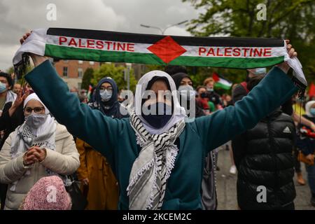 Un manifestant pro-palestinien tient un foulard 'Palestine' devant l'ambassade israélienne sur Pembroke Road à Dublin lors du 'Rally for Palestine'. Le samedi 15 mai 2021, à Dublin, Irlande. (Photo par Artur Widak/NurPhoto) Banque D'Images