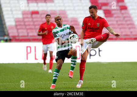 Haris Seferovic de SL Benfica (R ) vies avec Joao Mario de Sporting CP pendant le match de football de la Ligue portugaise entre SL Benfica et Sporting CP au stade Luz à Lisbonne, Portugal sur 15 mai 2021. (Photo par Pedro Fiúza/NurPhoto) Banque D'Images