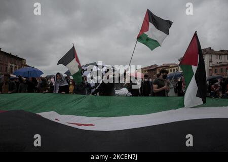 Des manifestants branding et agitant un immense drapeau palestinien à Pise, en Italie, sur 15 mai 2021. L'escalade entre Israël et la Palestine a conduit à une frappe aérienne transfrontalière au cours des derniers jours. Les membres de la communauté palestinienne et leurs partisans manifestent contre les actions d'Israël envers les Palestiniens à Gaza. 15 mai est également le jour où les Palestiniens commémorent Nakba pour se souvenir des quelque 700 000 000 Palestiniens qui ont été déplacés de leurs foyers après la formation d'Israël en 1948. (Photo par Enrico Mattia Del Punta/NurPhoto) Banque D'Images