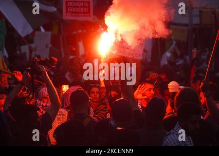 Plus de 2 000 manifestants pro-palestiniens à New York ont envahi les rues de Bay Ridge à Brooklyn sur 15 mai 2021 après des frappes aériennes israéliennes sur Gaza. Les manifestants ont crié à la « Palestine libre » pendant la marche. (Photo de Selcuk Acar/NurPhoto) Banque D'Images