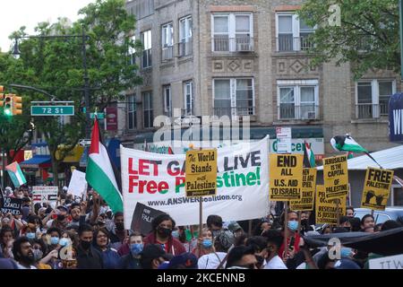 Plus de 2 000 manifestants pro-palestiniens à New York ont envahi les rues de Bay Ridge à Brooklyn sur 15 mai 2021 après des frappes aériennes israéliennes sur Gaza. Les manifestants ont crié à la « Palestine libre » pendant la marche. (Photo de Selcuk Acar/NurPhoto) Banque D'Images