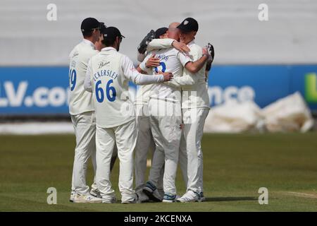 Chris Rushworth, de Durham, célèbre après avoir pris son premier tournoi de cricket de 528th pour devenir le premier joueur de cricket de Durham devant Graham Onions lors du match de championnat du comté de LV= entre le Durham County Cricket Club et Worcestershire à Emirates Riverside, Chester le Street, Royaume-Uni, le 16th mai 2021. (Photo de Mark Fletcher/MI News/NurPhoto) Banque D'Images