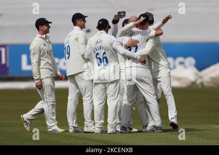 Chris Rushworth, de Durham, célèbre après avoir pris son premier tournoi de cricket de 528th pour devenir le premier joueur de cricket de Durham devant Graham Onions lors du match de championnat du comté de LV= entre le Durham County Cricket Club et Worcestershire à Emirates Riverside, Chester le Street, Royaume-Uni, le 16th mai 2021. (Photo de Mark Fletcher/MI News/NurPhoto) Banque D'Images