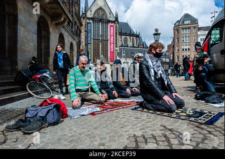 Des milliers de Hollandais et de Palestiniens se sont rassemblés dans le centre d'Amsterdam pour condamner les attaques israéliennes et les expulsions forcées de Palestiniens du quartier de Sheikh Jarrah, dans Jérusalem-est occupée, sur 16 mai 2021. (Photo par Romy Arroyo Fernandez/NurPhoto) Banque D'Images