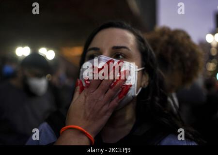 Les gens descendent dans la rue pour protester contre le racisme, la violence policière et l'opération qui a eu lieu dans la favela Jacarezinho à Rio de Janeiro, le jour qui a marqué 133 ans depuis l'abolition de l'esclavage dans le pays, à Sao Paulo, Brésil, 13 mai 2021. (Photo de Felipe Beltrame/NurPhoto) Banque D'Images