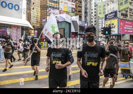 Les membres de l'Alliance de Hong Kong se préparent pour un marathon à Hong Kong, dimanche, 16 mai 2021. L'Alliance de Hong Kong organise son marathon annuel à partir du Parc Victoria jusqu'au Bureau de liaison, l'Alliance de Hong Kong à l'appui des mouvements démocratiques patriotiques de Chine a organisé une veillée aux chandelles dans le Parc Victoria chaque 4 juin, Une commémoration de la répression de 1989 contre le mouvement de protestation mené par des étudiants à Pékin, mais le gouvernement a interdit la Vigil pour la première fois l'année dernière, citant les restrictions de Covid-19. (Photo de Vernon Yuen/NurPhoto) Banque D'Images